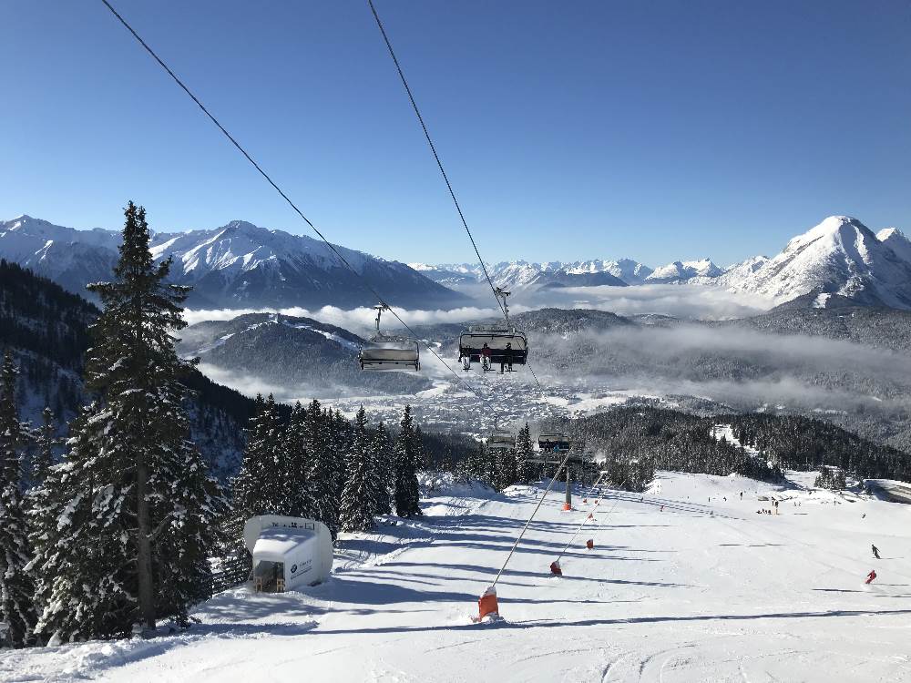 Das Skigebiet Rosshütte mit Blick auf das Wettersteingebirge