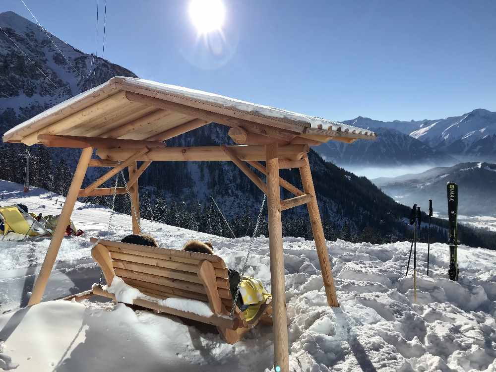 Das sind die Schaukeln zum Sonnenbaden im Skigebiet Rosshütte