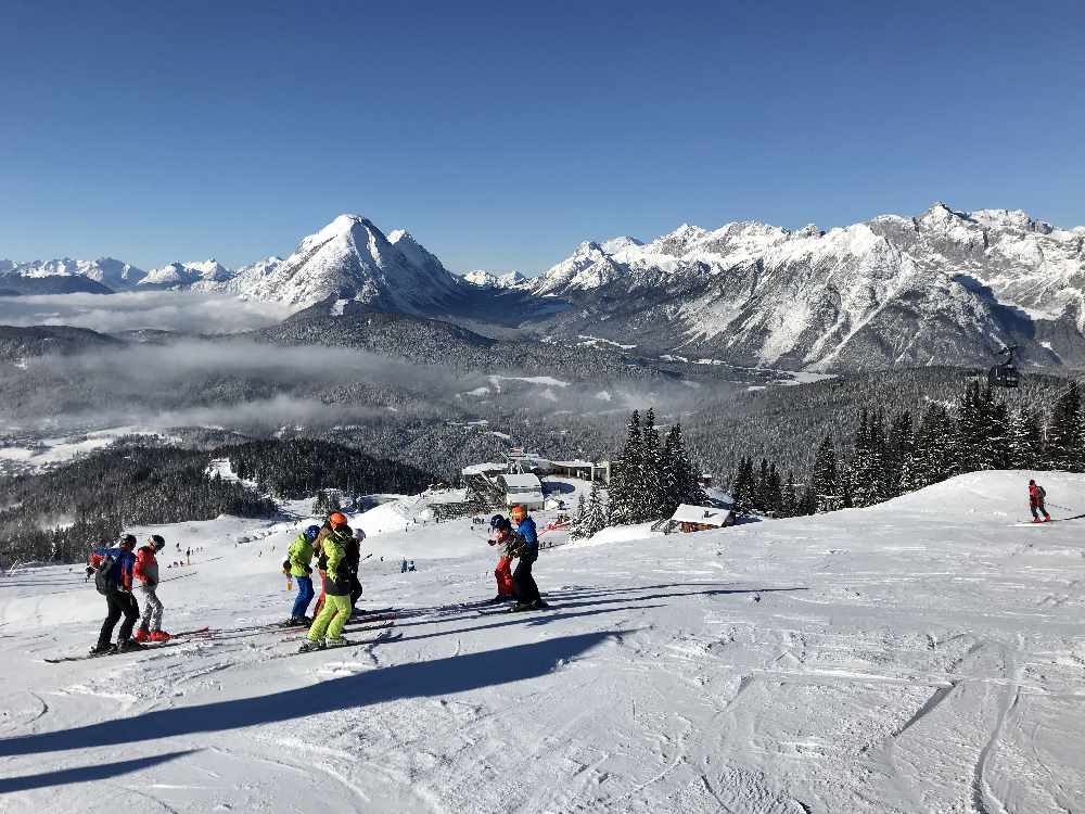 Das Panorama im Skigebiet Rosshütte in Seefeld - mit der Zugspitze im Wettersteingebirge