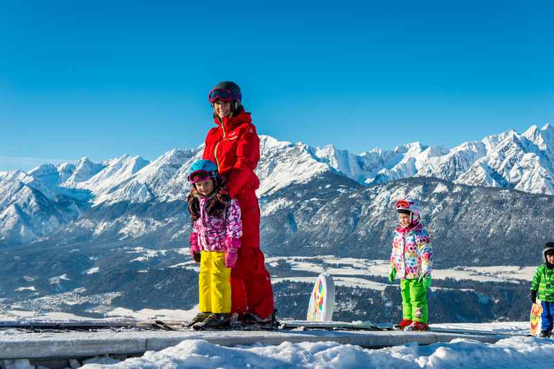 Skigebiet Weerberg - so schön ist das Skifahren mit Kindern. Kinderskikurs mit Blick auf das Karwendel