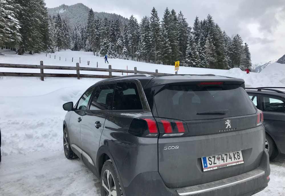 Wir können direkt am Parkplatz die Tourenski anziehen auf der Skipiste aufsteigen