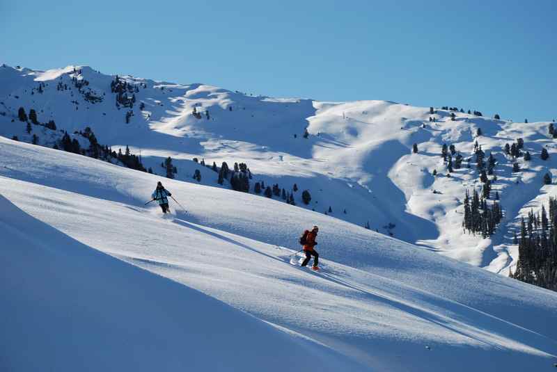 Skitour auf der Piste in Achenkirch: Christlumkopf Tour mit Skitourenski im Karwendel und im Tiefschnee auf der Seite