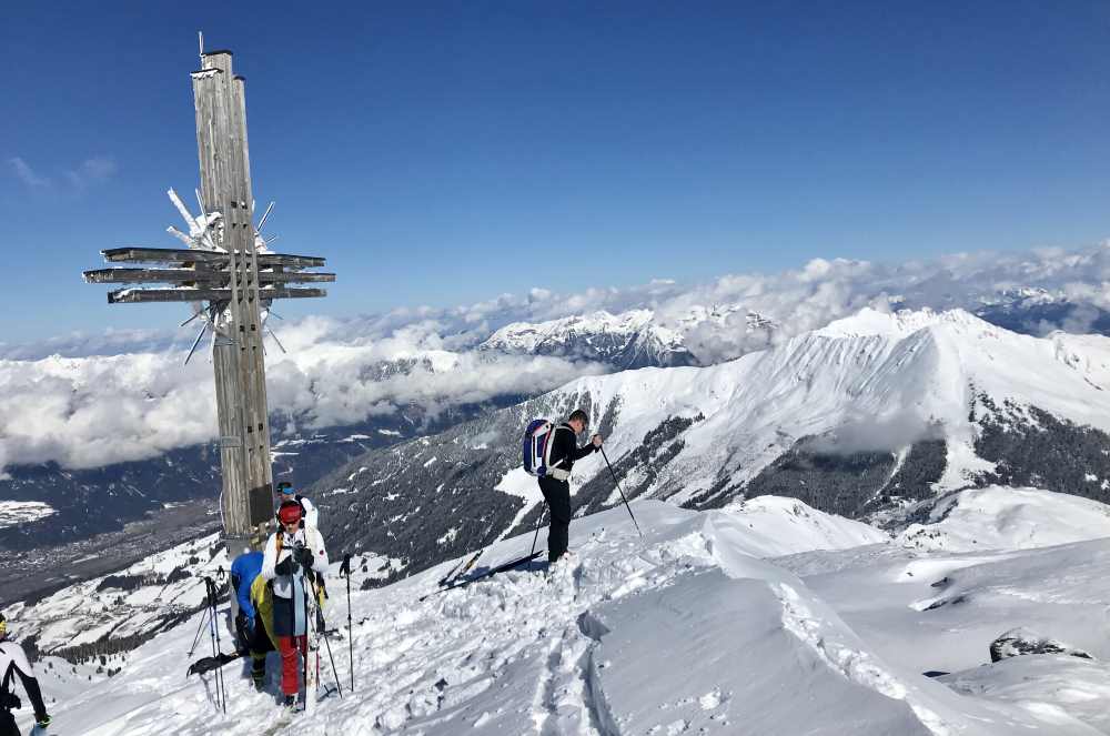 Gilfert Skitour - So schaut man am Gipfelkreuz hinüber zum Kellerjoch, Rofangebirge und Karwendelgebirge