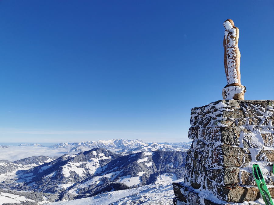 Skitour Joelspitze: Viel Panorama auf dem Gipfel - hier der Blick zum Kaisergebirge