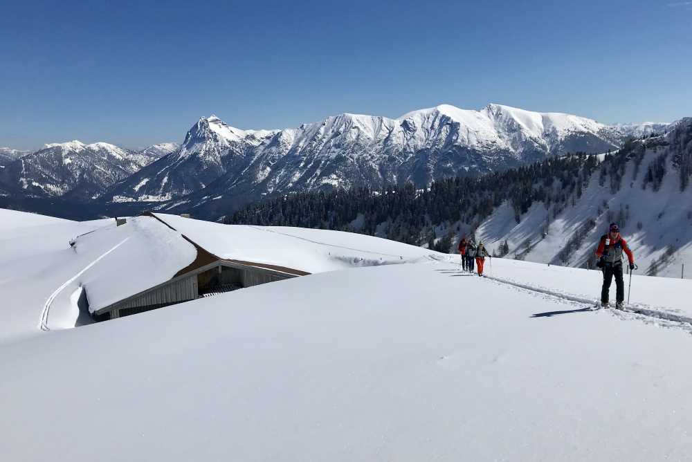 Der Blick auf die Pyramide des Guffert, rechts das Rofangebirge - gesehen von der Lämpereralm