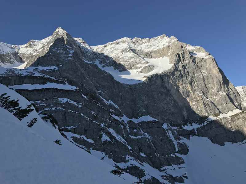 Wir stehen noch im Schatten, oben scheint bereits die Sonne auf die Spitzen des Karwendel