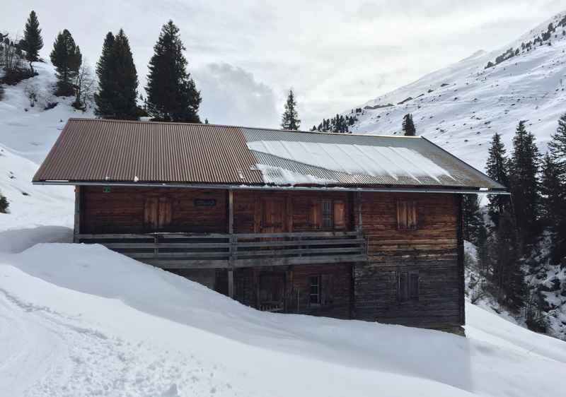 Bei der Skitour auf die Rosslaufspitze in den Tuxer Alpen komme ich an der Stallenalm vorbei