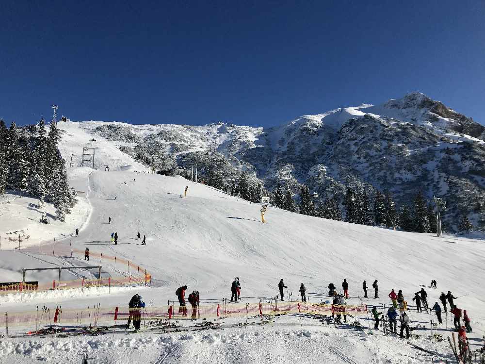 Von der Rosshütte geht die Skitour links entlang der Piste nach oben und dann im freien Gelände