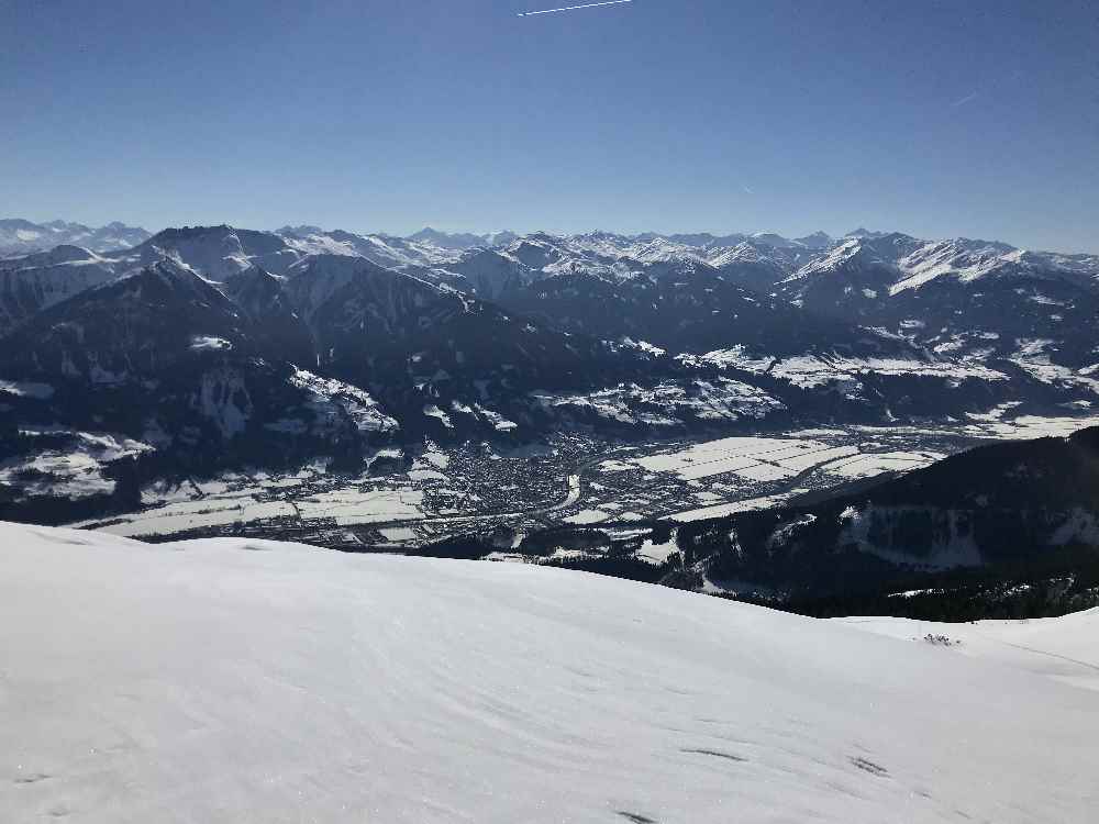 Vom Stanser Joch hast du die Tuxer Alpen und die Zillertaler Alpen samt Inntal und Schwaz im Blick