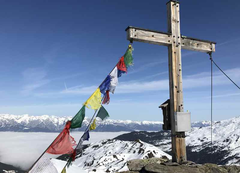 Oben haben wir diesen Ausblick am Gipfelkreuz zum Karwendel. Im Inntal ist noch der Nebel. 