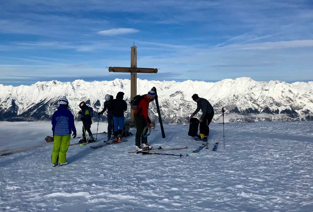 Glungezer Skitour: Und dann stehe ich oben am Gipfelkreuz des Schartenkogels auf 2311m