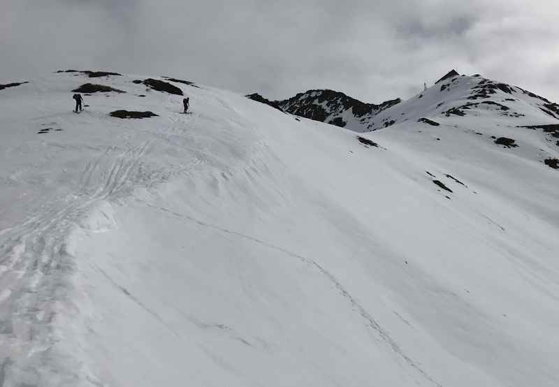 Frühlingsskitour Kellerjoch: Zwei Skitourengeher auf dem Weg zur Kellerjochhütte