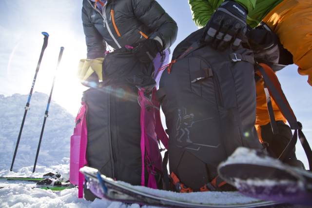 Gute Skitourenausrüstung abseits der Piste - Rucksäcke, Tourenhosen und Jacken von Bergans