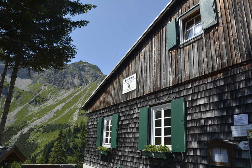 Oberhalb liegt das Soiernhaus, in dem früher König Ludwig II übernachtet hat - heute Wanderer und Outdoorfreunde