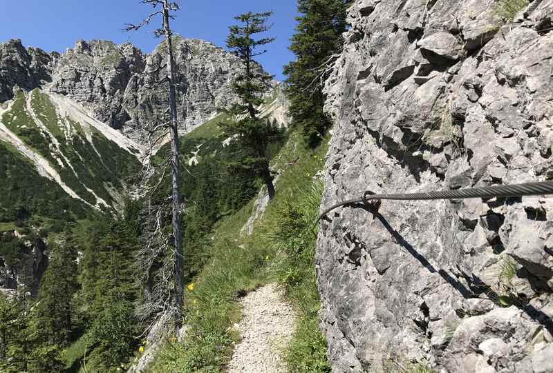 An den schmalen Stellen gibt es rechts ein Drahtseil zum Festhalten