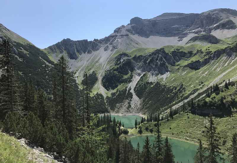 Aufstieg zur Schöttelkarspitze: Vom Soiernhaus vorbei an den Soiernseen wandern, überragt von der Pyramide der Soiernspitze