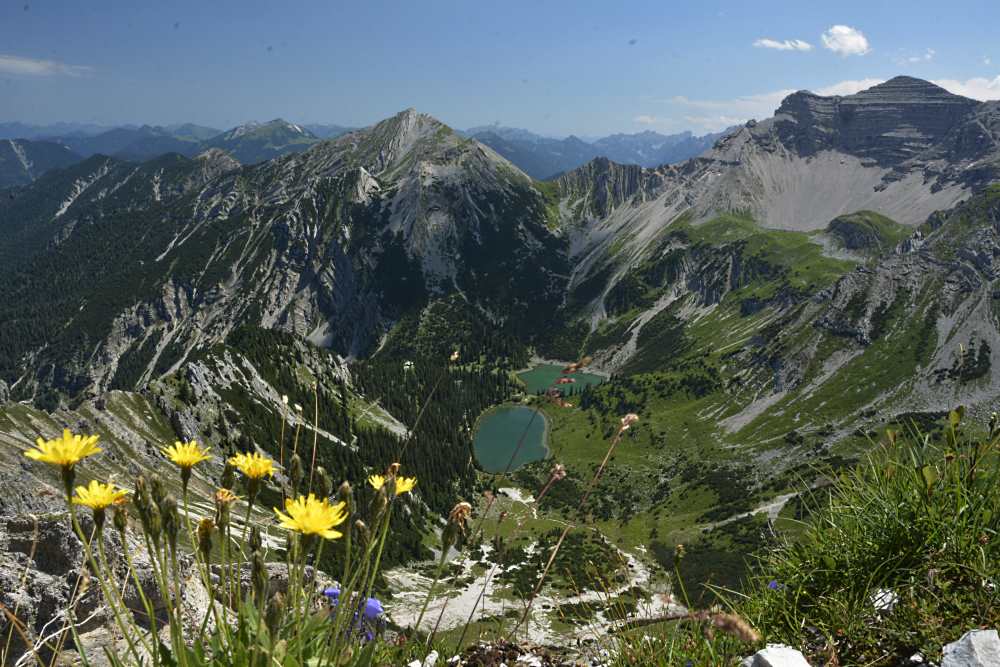 Der Blick von der Schöttelkarspitze auf die Soiernseen im Karwendel