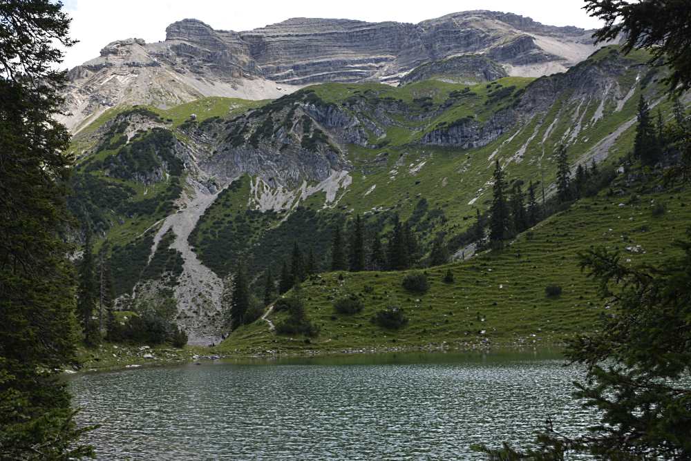 Riesig ist die Soiernspitze, die über die beiden Bergseen ragt