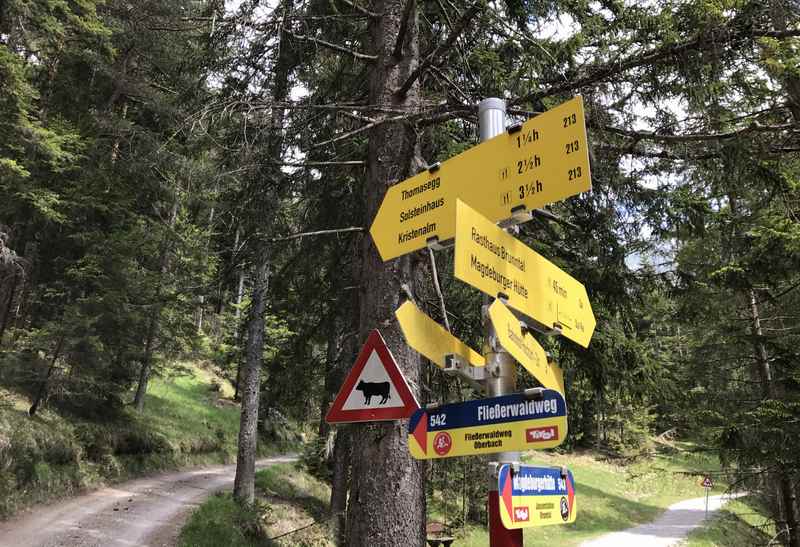 Manchmal ist es ein Schilderwald in den Bergen: Hier bin ich um die Beschilderung dankbar, links geht es zum Solsteinhaus