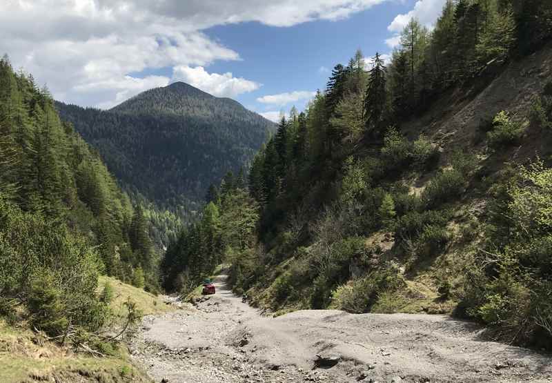 Auf dem Wanderweg zum Solsteinhaus: Der Blick zum Kirchbergköpfl