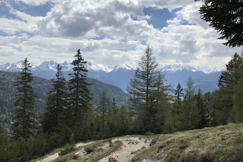 Der Ausblick bei der Solsteinalm auf die Berge gegenüber