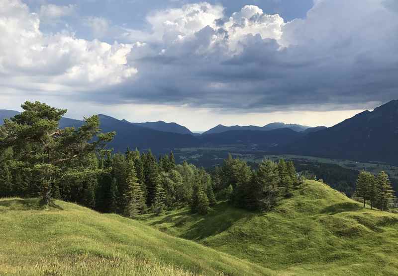 Im Sommer am Kranzberg wandern oberhalb von Mittenwald