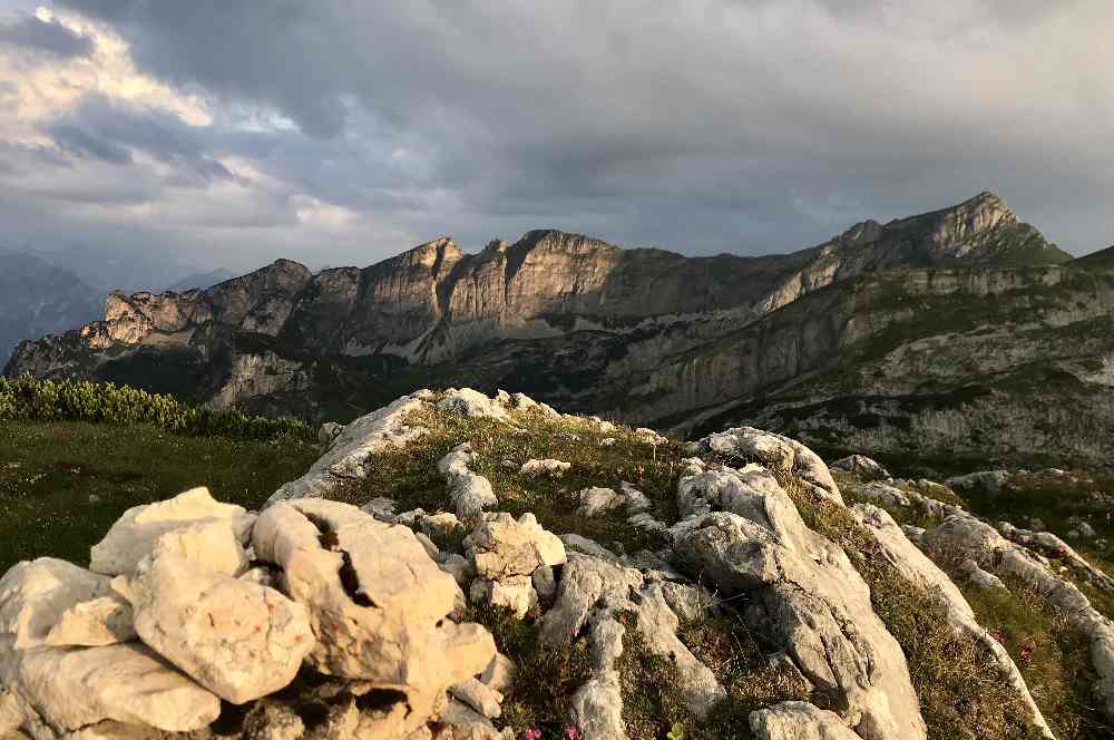 Im Rofan übernachten und in der Früh los: Auch auf das Rofan scheinen die ersten Sonnenstrahlen 