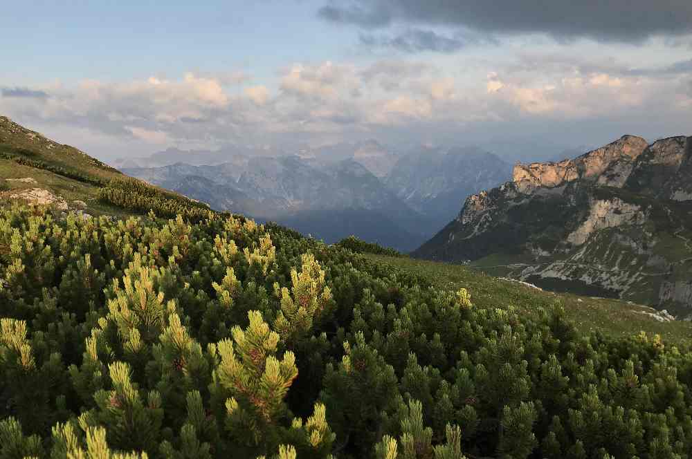 Im Rofan übernachten: Die Sonne ist aufgegangen und schickt ein paar Strahlen durch die Wolken auf das Karwendel