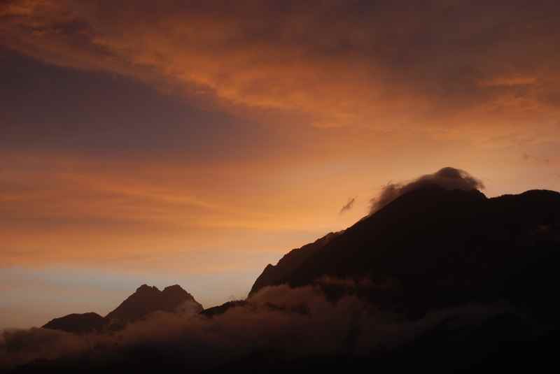 Im Sommer besonders schön am Berg zu sehen: Der Sonnenuntergang mit orangeroten Wolken im Karwendelgebirge