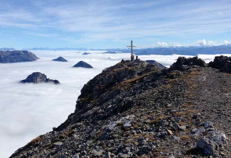 Auf dem Sonnjoch Gipfel - oben Sonne, unten der Nebel, wunderbare Herbstwanderung