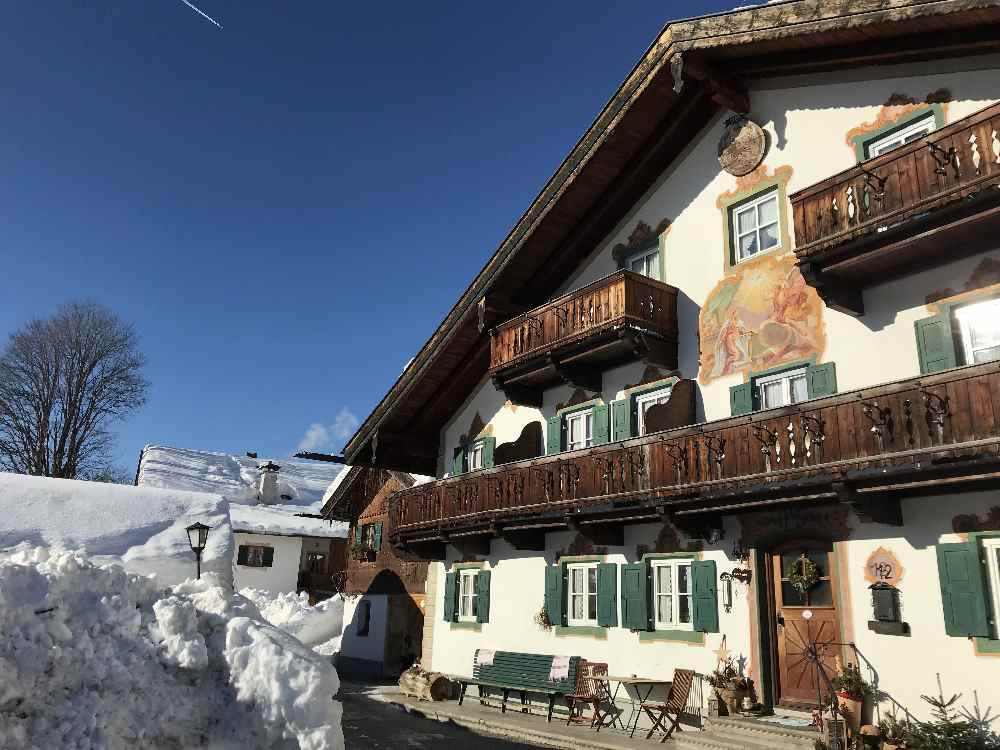 Die Sonnleiten Wallgau macht ihrem Namen auch im Winter alle Ehre: Die Sonne scheint auf die schönen Häuser.