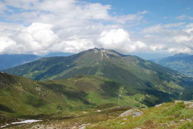 Auf das Sonntagsköpfl wandern in den Tuxer Alpen, gegenüber der Kuhmesser