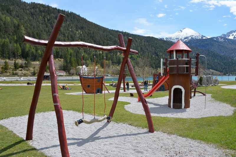 Der Spielplatz am Achensee mit Kindern