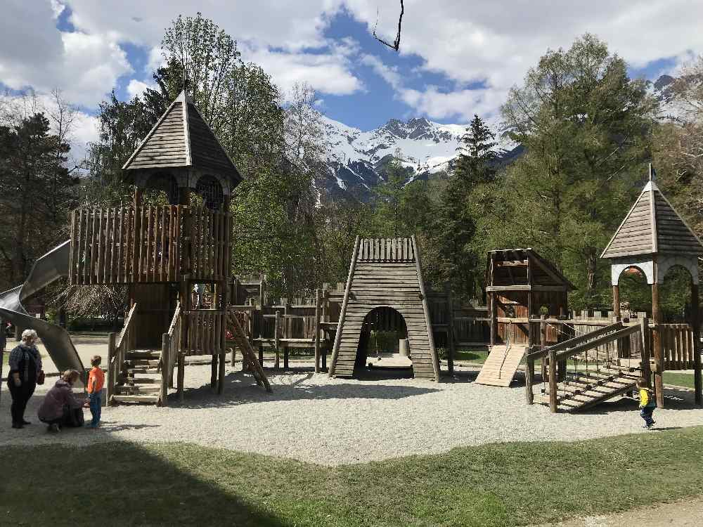 Der wunderbare Spielplatz Hofgarten, im südlichen Bereich im beliebten Park in Innsbruck