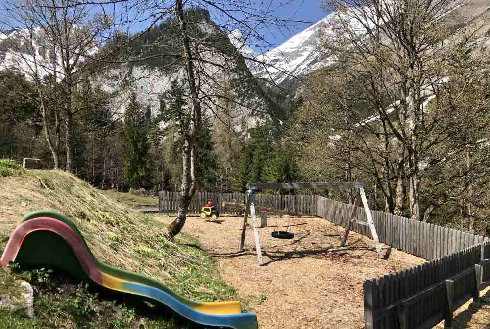 Der kleine Spielplatz in St. Magdalena mit Blick auf die weißen Spitzen des Karwendelgebirge