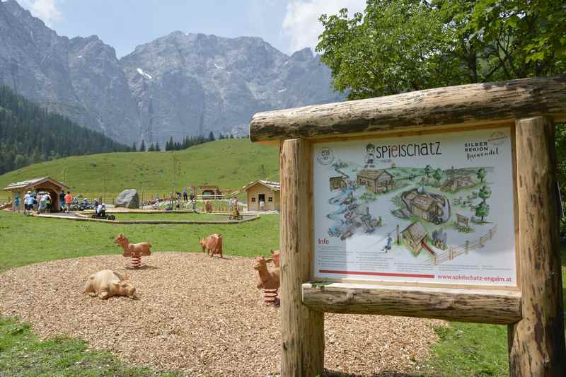 Der Eingang zum Abenteuerspielplatz auf der Alm im Karwendel 