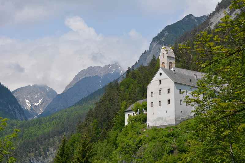 St. Georgenberg mit dem Karwendel, am Pilgerweg wandern