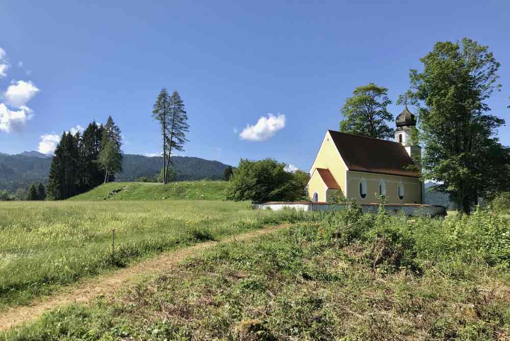 Neben dem Radweg liegt die auf Zwergern die Kirche St. Margareth