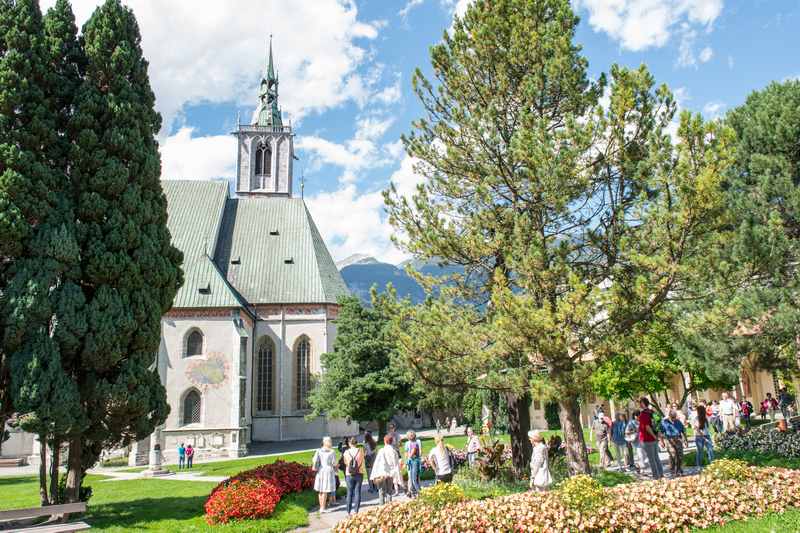 Bei der Stadtführung kommen wir auch zur riesigen Kirche in Schwaz, die komplett mit Kupferschindeln gedeckt wurde und deshalb nicht abgebrannt ist