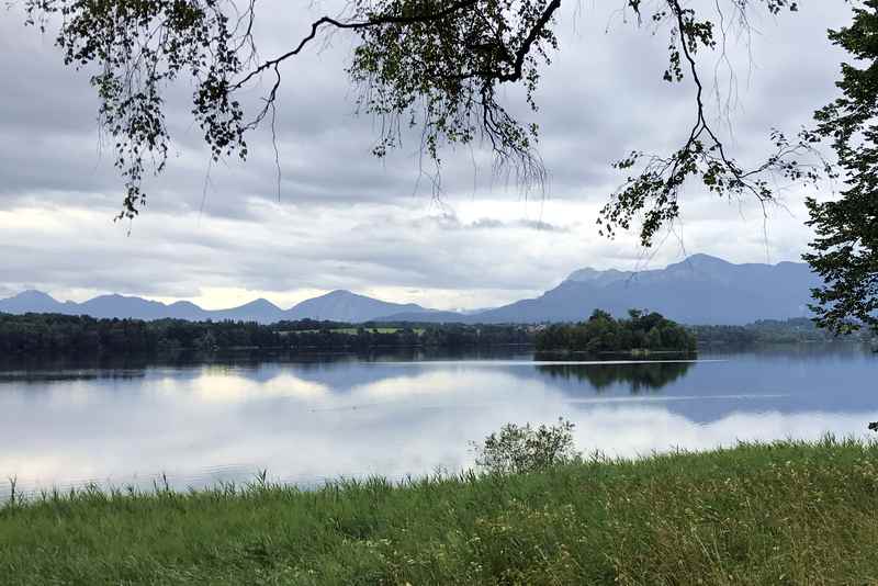 Vom Nordufer hast du schöne Blicke auf die Staffelsee Inseln samt Bergblick