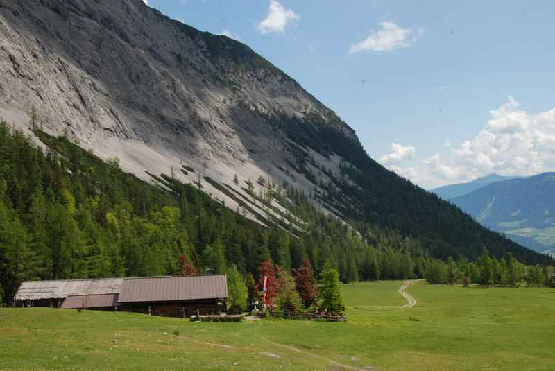 Der Blick von der Stallenalm ins Stallental, hinten das Inntal und die Tuxer Alpen