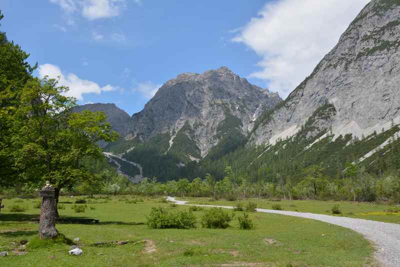 Viel Karwendel - am Stallenboden auf der Wanderung zur Stallenalm