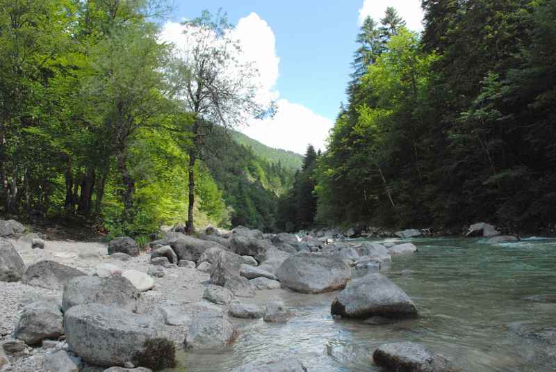 Der Stallenbach im Karwendel, ein beliebter Platz für Kinder zum Spielen