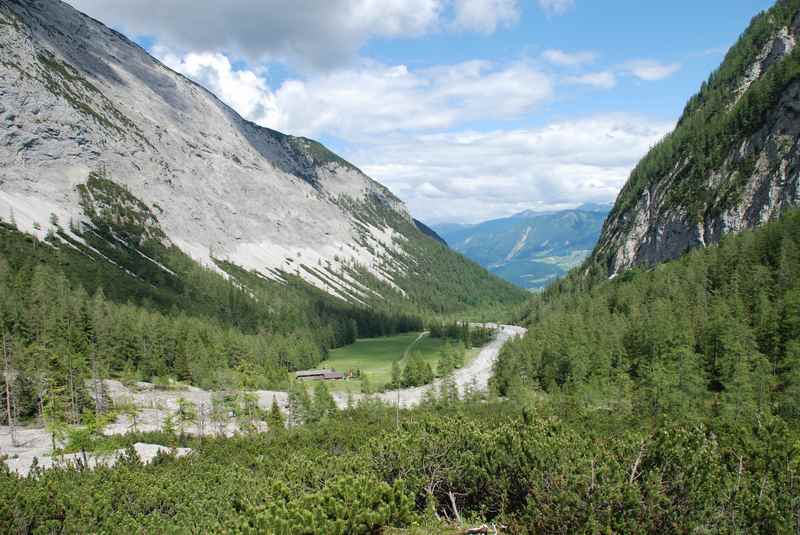 Auf dem Weg zum Lamsenjoch: Der Blick auf das Stallental im Karwendel 