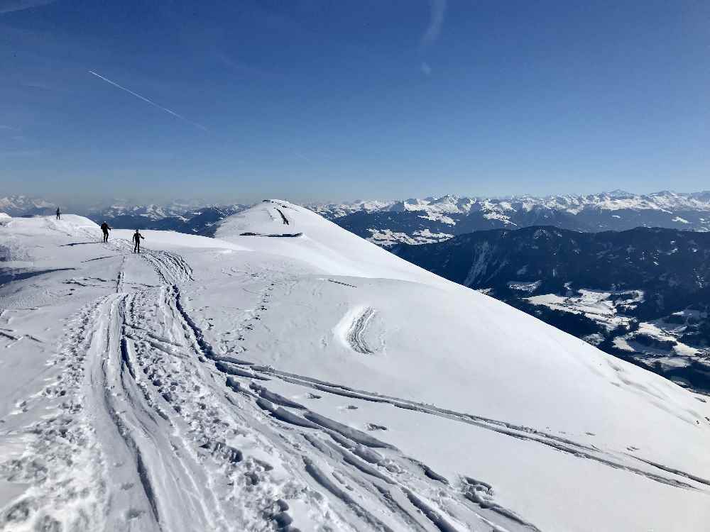 Das Stanser Joch im Winter, mit dem langgezogenen Gipfel und dem Traumblick