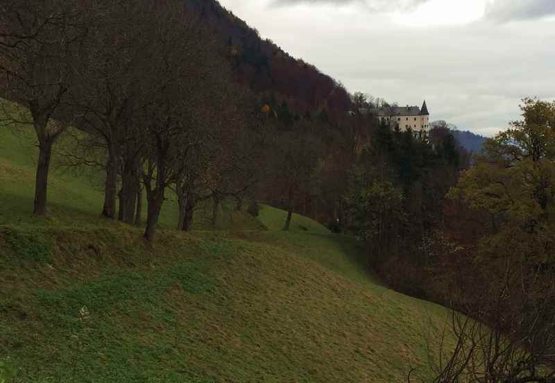 Stans wandern: Es ist nicht mehr weit auf der Schloss Tratzberg Wanderung  