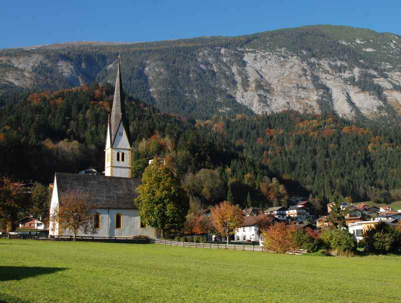 Die Kirche in Stans Tirol mit dem Karwendel 