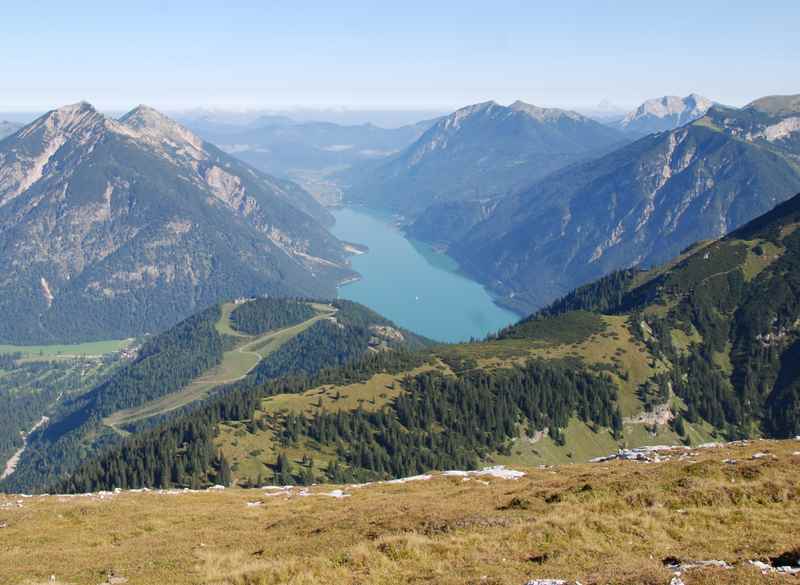 Der Ausblick am Gipfel des Stanser Joch auf den Achensee mit dem Karwendel