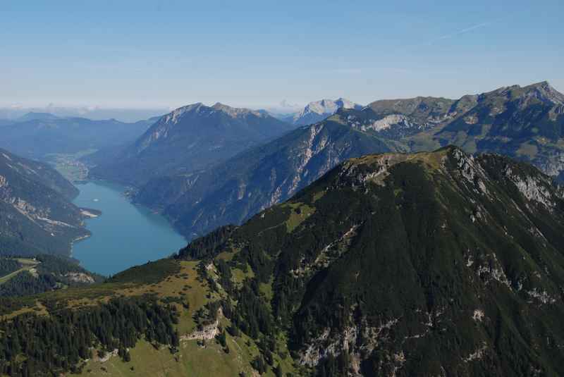 Die Stanser Joch Bergtour - oben die Aussicht auf den Achensee und das Karwendel