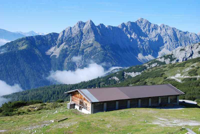 Am Stanser Joch mountainbiken und vom Hochleger aus das letzte Stück auf den Gipfel wandern - es lohnt sich!